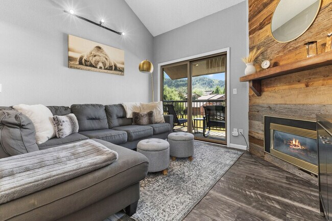 Building Photo - 2875 Village Dr