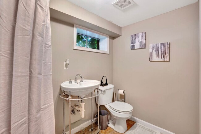 Building Photo - 408 Martin St