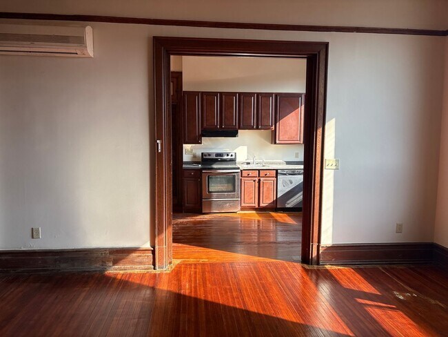 Building Photo - Modern Spacious Studio Apartment in the Rosenmiller Building in Downtown York City!