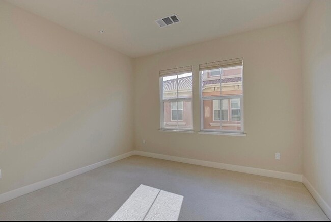 Building Photo - 581 Selby Lane