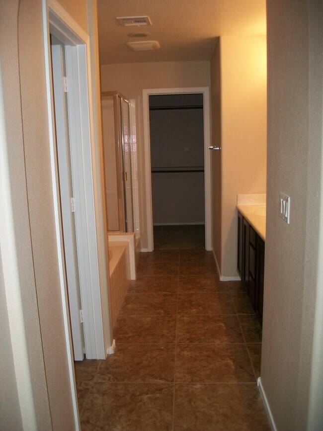 Building Photo - Beautiful 4 Bedroom Home with Granite Coun...