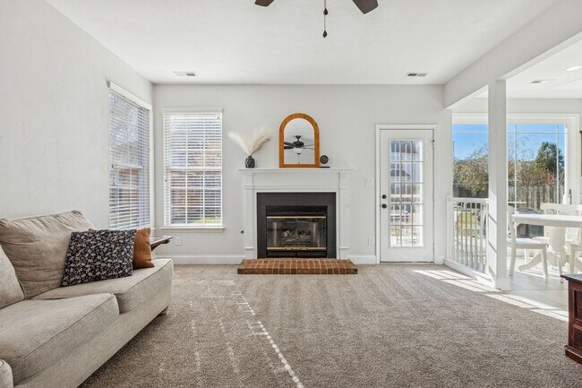 Building Photo - Bright, Clean & Convenient - Perfect 4 Bedroom Home in Chesapeake