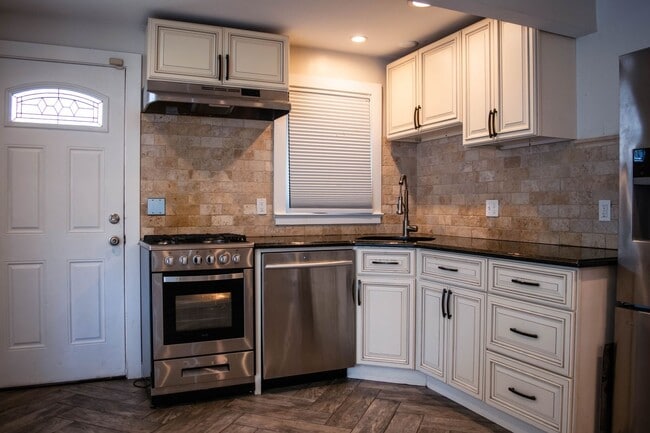 Building Photo - Gorgeous 4-Bed 2-Bath in Beaver Hills