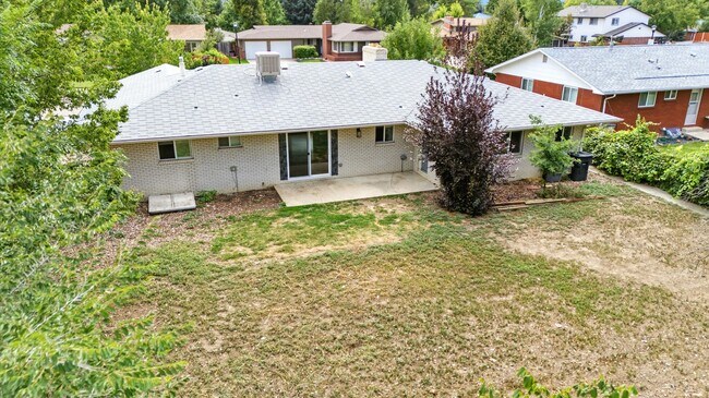 Building Photo - Charming and Renovated 4 Bedroom 2 Bathroo...