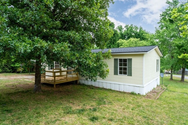 Building Photo - Well Maintained Three Bedroom Home!