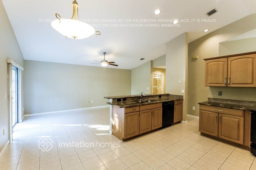 Building Photo - 16270 La Costa Dr