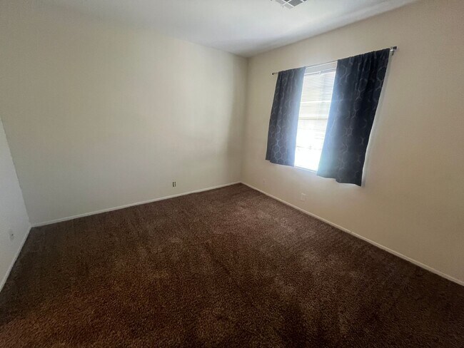 Building Photo - Amazing 2 bedroom Home- NW