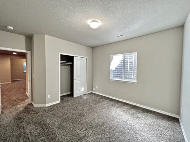 Building Photo - 5 Bedroom Home Close to Downtown Monument!!