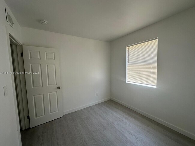 Building Photo - 1754 NE 48th Ct