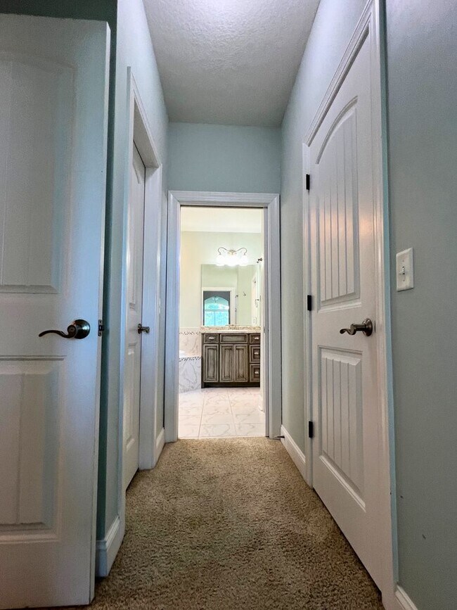 Building Photo - 4/2 with access to amenities, close to base!!