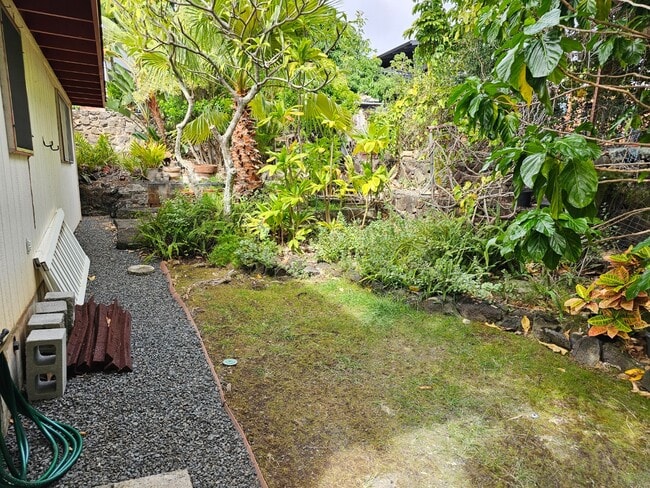 Building Photo - 2 bedroom, 1 bathroom with one driveway pa...