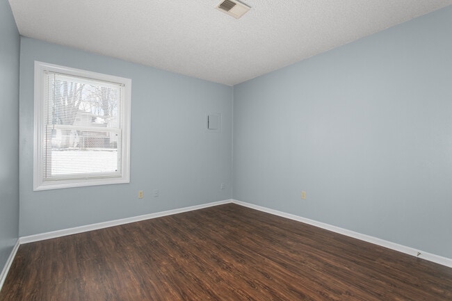 Building Photo - 402 NE Independence Ave