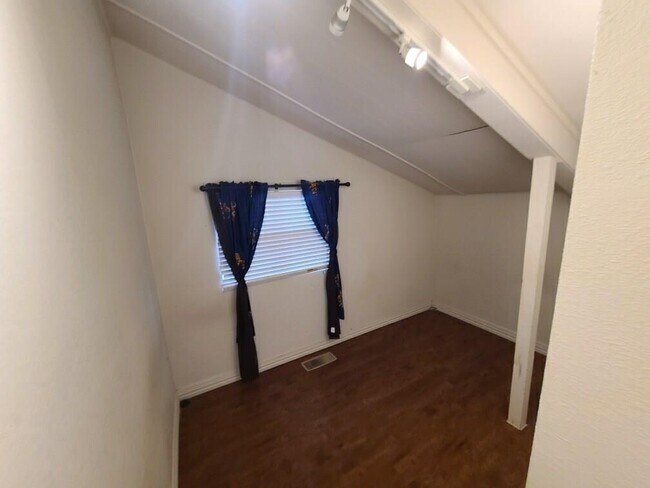 Building Photo - 227 Rockland Dr