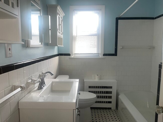 Building Photo - 136 King St