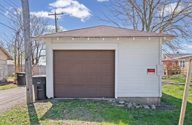 Building Photo - COMPLETELY RENOVATED 4BR HOME - MOVE-IN SPECIAL