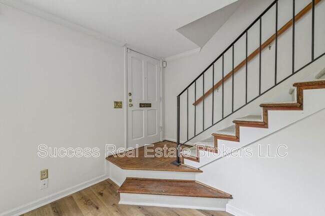 Building Photo - 98 La Rue Pl NW