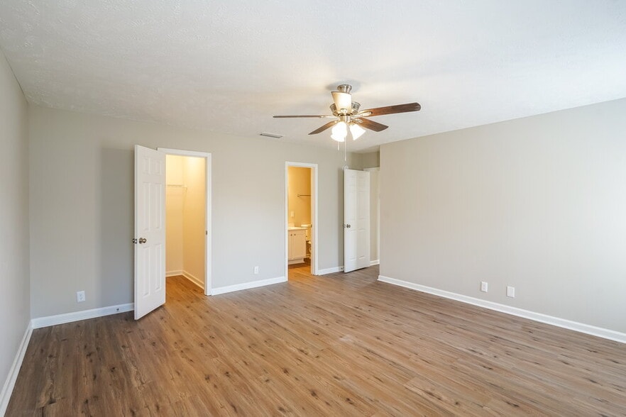 Building Photo - 5125 Hickory Grove Dr