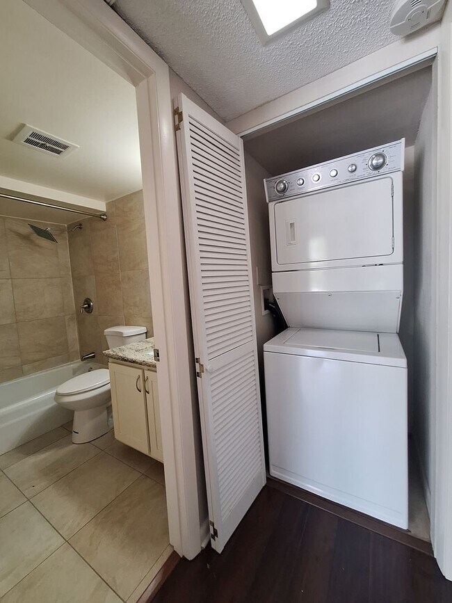 Building Photo - Charming 2-Bedroom Condo in Scenic Winter ...