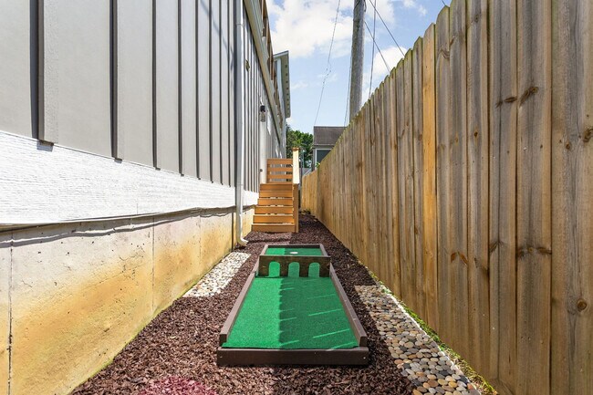 Building Photo - 1616 Pleasant St