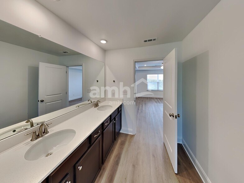 Building Photo - 222 Malayna Dr S