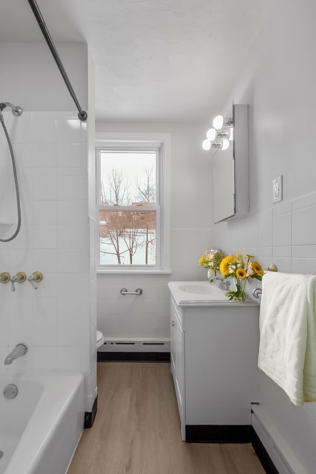 Building Photo - MOVE-IN SPECIAL! 50% off 1st month rent th...
