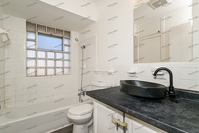 Building Photo - 841 Lebon Dr