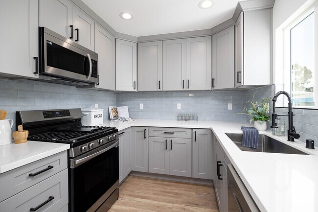 Building Photo - 6744 N Elman St