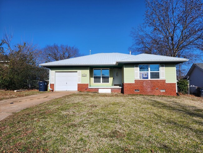 Building Photo - 3 Bed home in Shawnee!