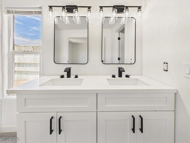 Building Photo - 5610 N Linda St