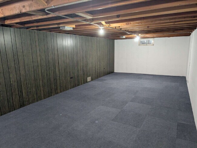 Building Photo - Spacious 4 bedroom 3 bathroom family home in Neenah
