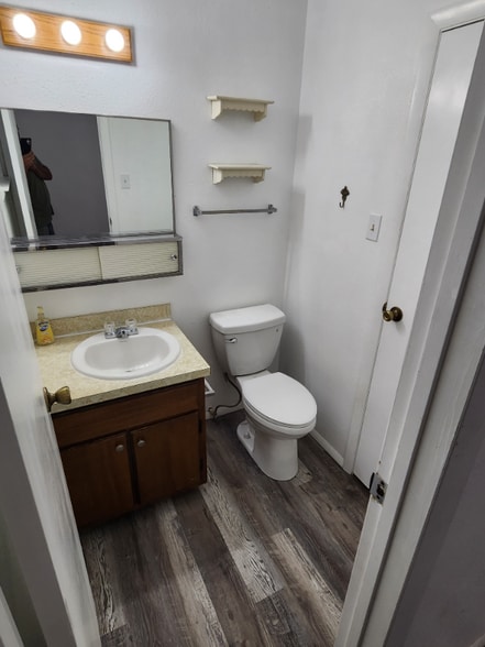 Building Photo - 5900 S Sunset Ave