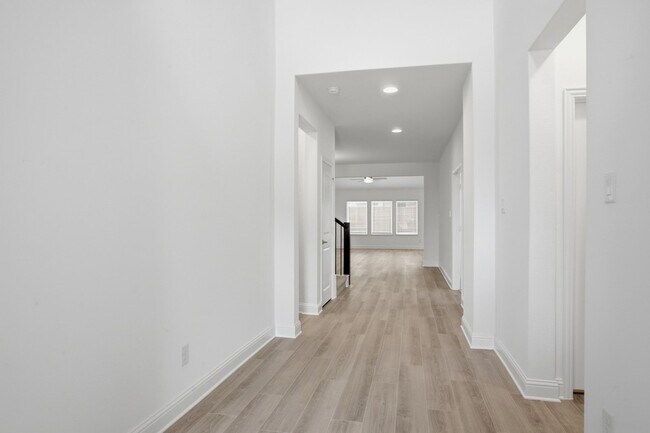 Building Photo - 2911 Hanscom St
