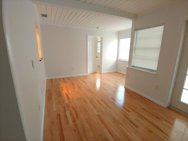 Building Photo - Stunning Pool Home in Sapphire Shores – West of the Trail Near the Ringling Museum