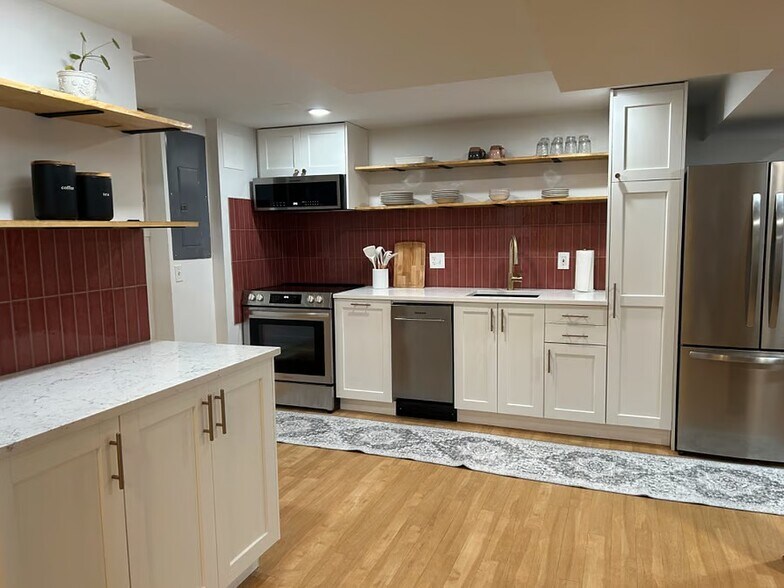 Building Photo - 632 NE Russell St