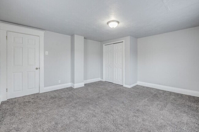 Building Photo - 206 5th St