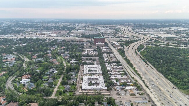 Building Photo - 355 N Post Oak Ln