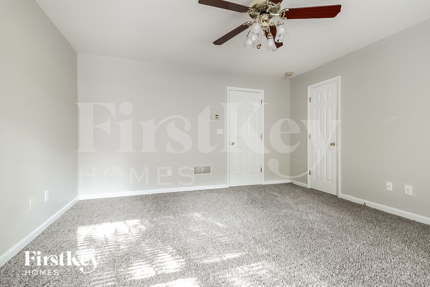 Building Photo - 4355 Oak Creek Dr