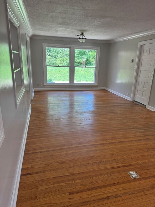 Building Photo - 1725 Cherokee Pl