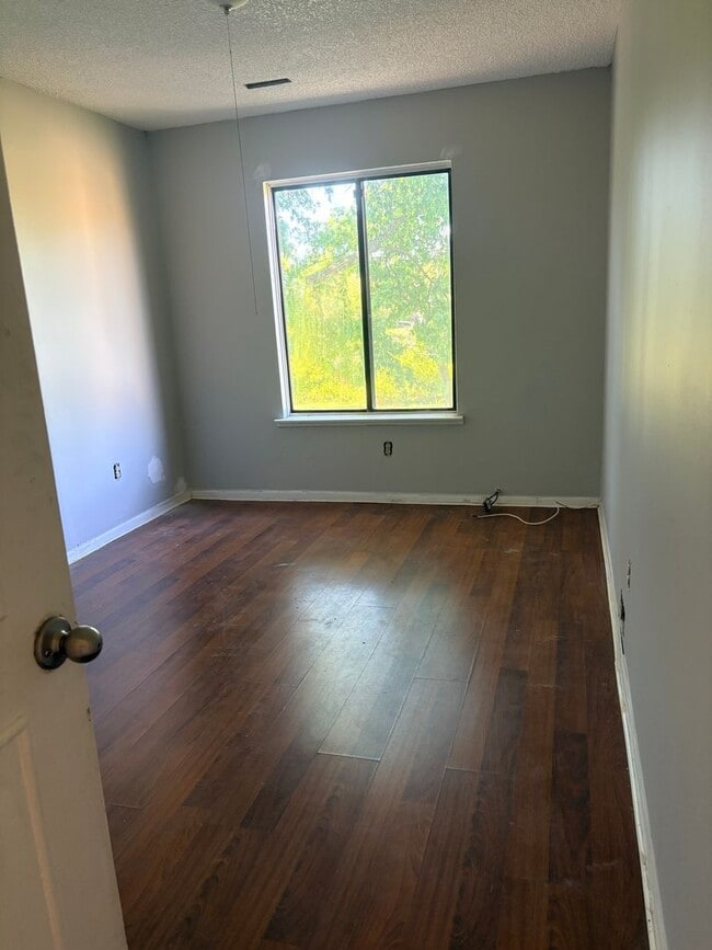 Building Photo - 2 Bedroom Condo in Burnt Tavern Manor Brick