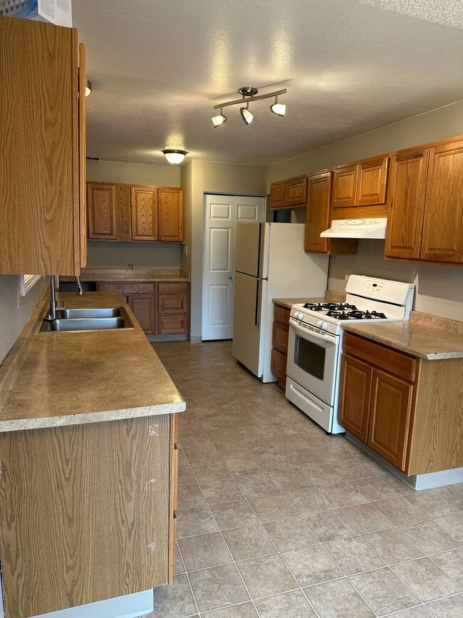 Building Photo - 4943-4945 Vance DR - SL