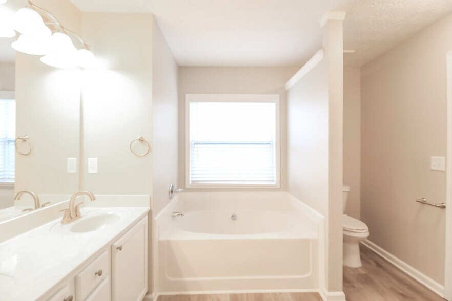 Building Photo - 445 Laurelton Cir