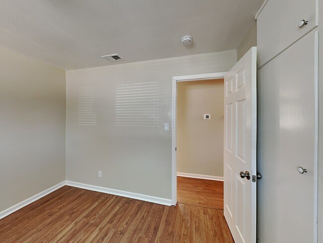 Building Photo - 4525 Brookfield Dr