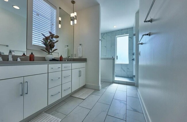 Building Photo - 2718 Delaware Ave