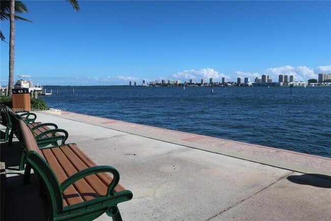 Building Photo - 2650 Lake Shore Dr