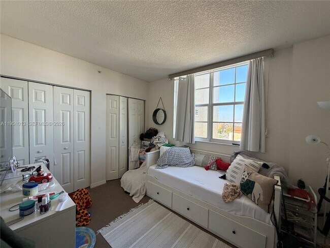 Building Photo - 215 SW 42nd Ave