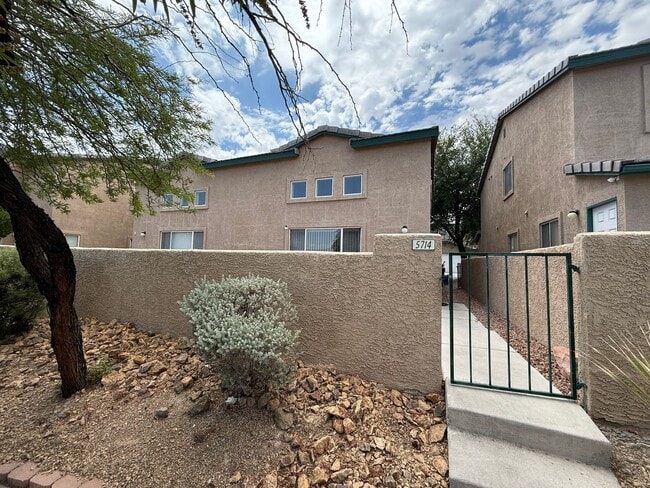 Building Photo - Beautiful 2-story townhouse located in a s...