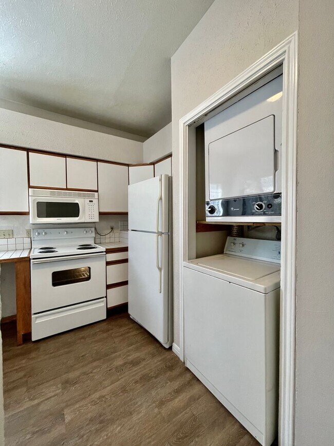 Building Photo - 2/2 Condo, Blocks from Campus and Downtown - Water and Trash Included! - 50% off First Month's rent!