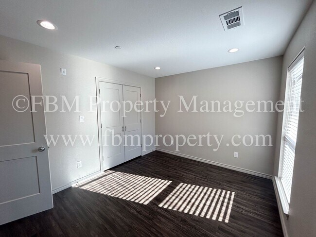 Building Photo - Hidden Creek Townhomes, Unit 611 - Downstairs 2 Bedroom, 2 Bathroom Home in Ennis, TX