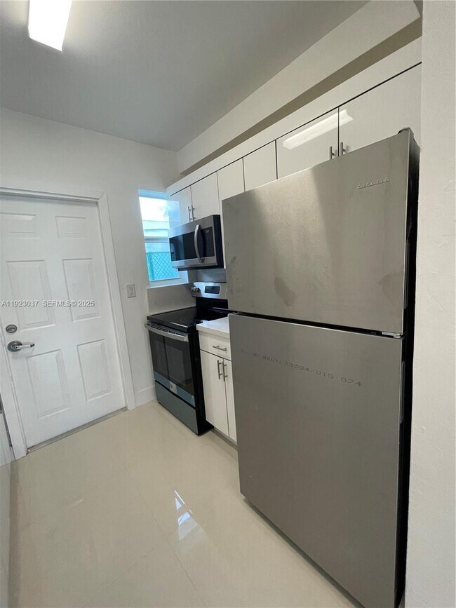 Building Photo - 8215 Crespi Blvd