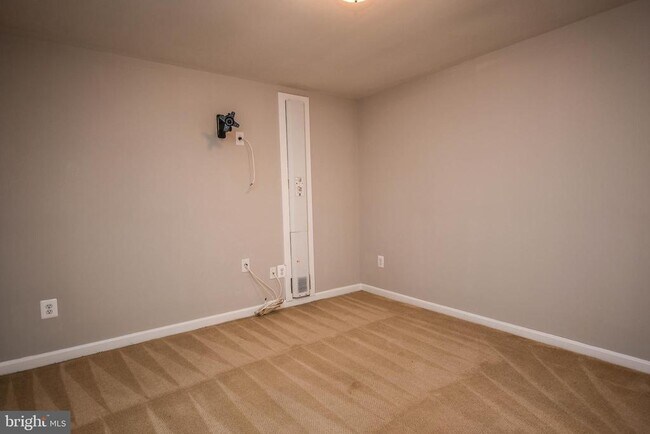 Building Photo - 1211 Vinita Ln